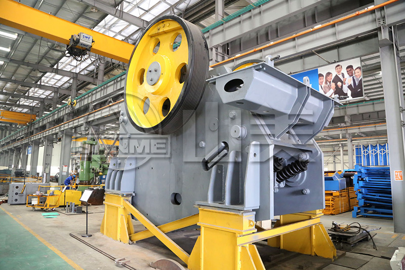 顎式破碎機(jī)工作中出現(xiàn)卡料、不下料是什么原因