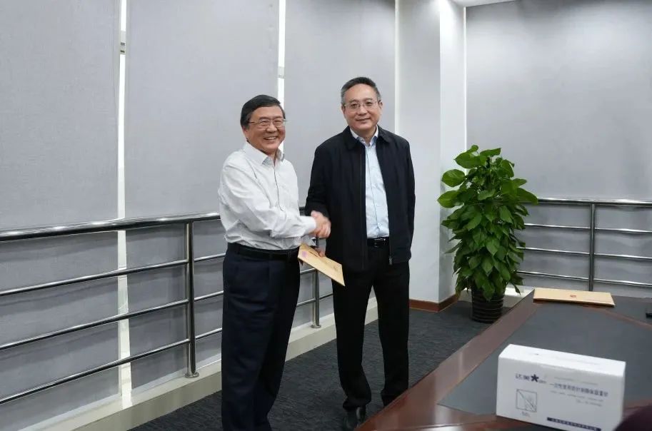 奉賢區(qū)人大常委會黨組書記、主任張培榮一行蒞臨上海山美股份開展“優(yōu)環(huán)境、穩(wěn)經(jīng)濟”大走訪大調(diào)研